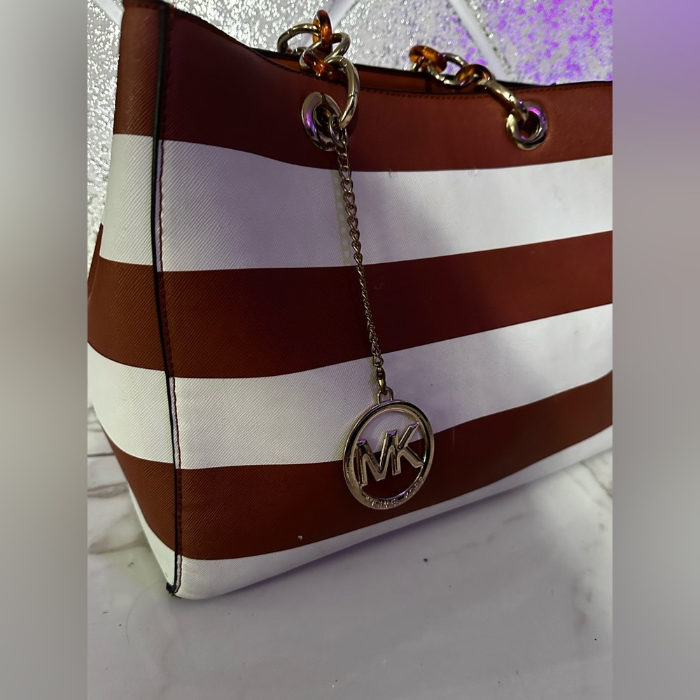 Michel Kors medium hand bag